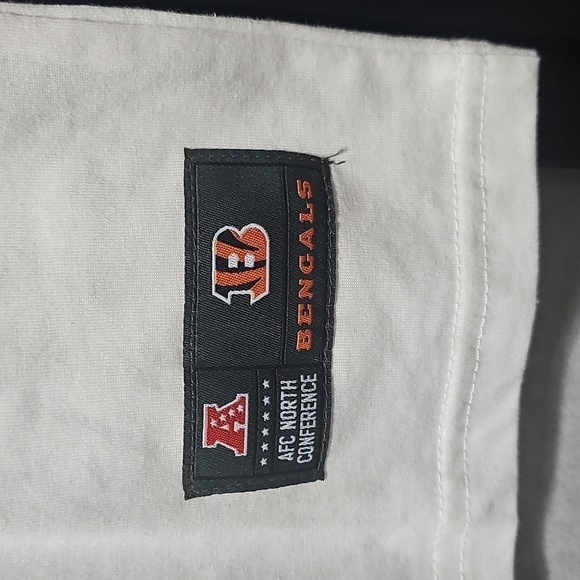 Cincinnati Bengals White and Black T-Shirt with Tiger Logo Size Small NWT - Picture 3 of 8